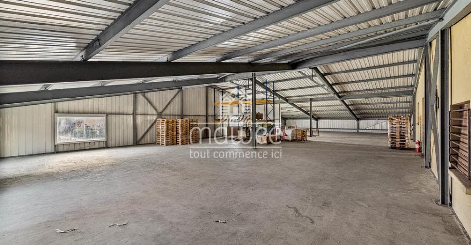 Local de stockage à deux pas de la gare 