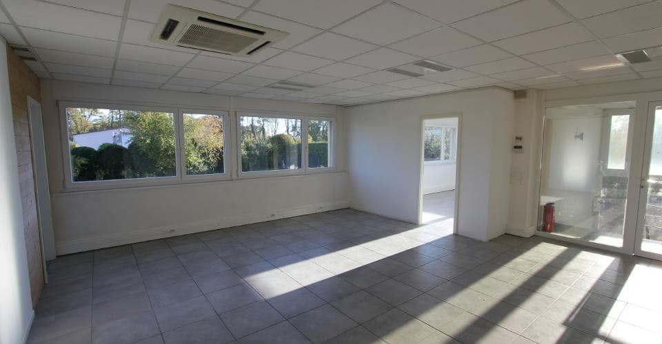 Commercial Space in 1263 Crassier, 143m²
