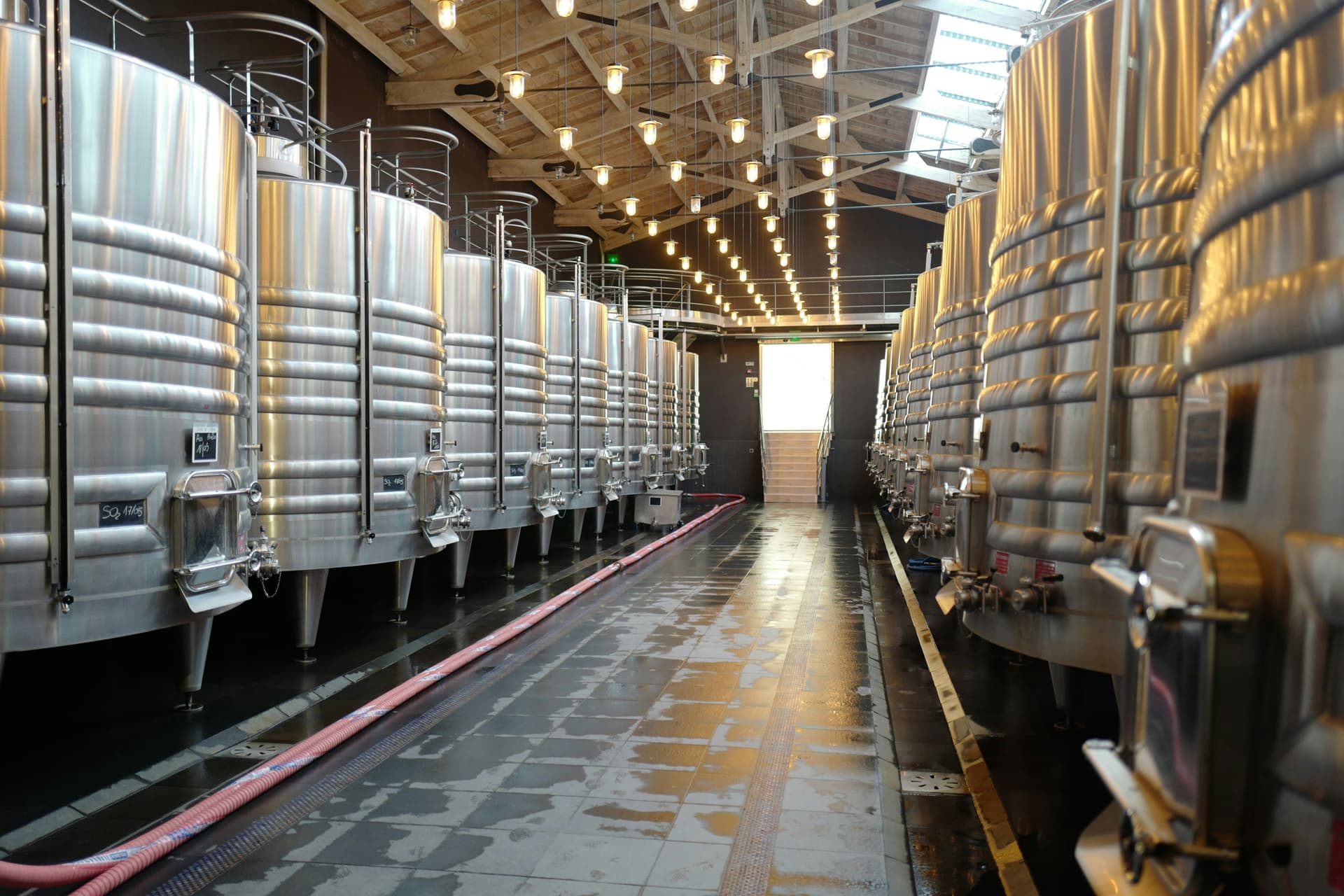Fässer in Produktionshalle