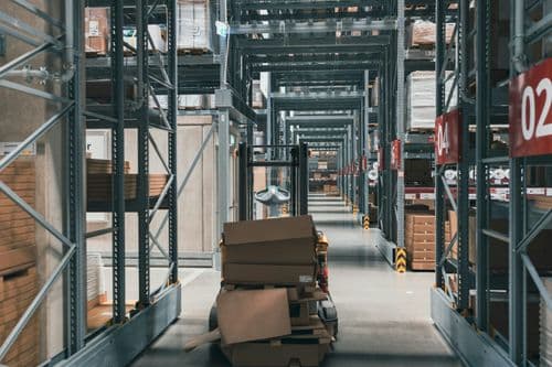 High-Bay Warehouse vs. Flat Warehouse – Which Storage Type Suits Your Needs?